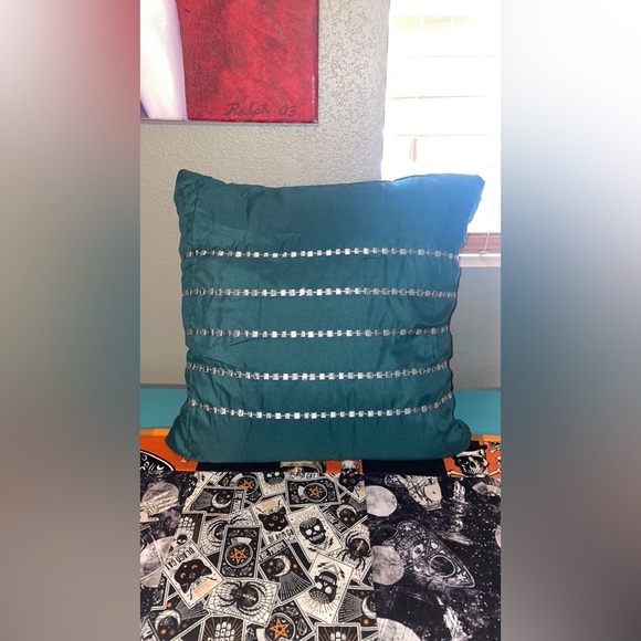 🍉 NEW Queen Bedskirt With 3 Throw Pillows - Picture 4 of 10